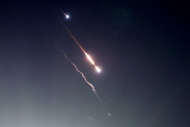 13일(현지시각) 이란이 이스라엘을 향해 드론과 미사일을 발사한 뒤 예루살렘 상공에 등장한 비행체. 사진=로이터 