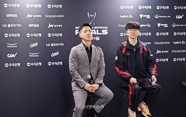 T1의 김정균 코치(왼쪽)와 '페이커' 이상혁 선수가 2024 LCK 스프링 스플릿 결승전에서 2:3으로 석패한 후 기자회견을 준비하고 있다. 사진=이원용 기자