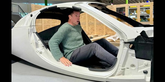 최근 미국 캘리포니아주 샌디에고 본사에 도착한 양산형 3륜 태양광 전기차 시제품의 차체를 크리스 앤서니 공동 CEO가 둘러보고 있다. 사진=앱테라