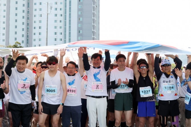 제18회 정남진장흥 전국 마라톤 대회가 14일 장흥군 탐진강변에서 열렸다. 사진=장흥군