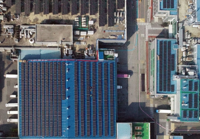 HD현대에너지솔루션이 CJ제일제당 진천공장 지붕에 설치한 태양광 발전소 전경. 사진=HD현대에너지솔루션