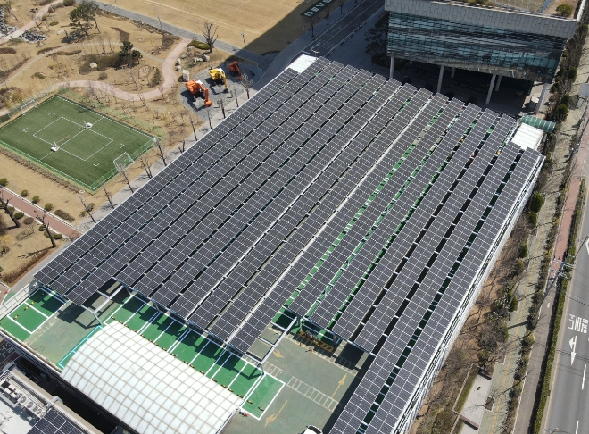 HD현대에너지솔루션이 HD현대인프라코어 인천공장 주차장에 설치한 태양광 발전소 전경. 사진=HD현대에너지솔루션