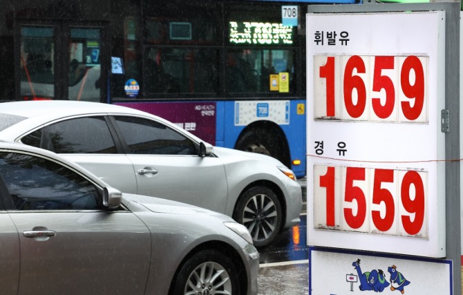 5일 서울 시내 한 주유소에 휘발유와 경유 가격이 표시돼 있다. 사진=뉴시스