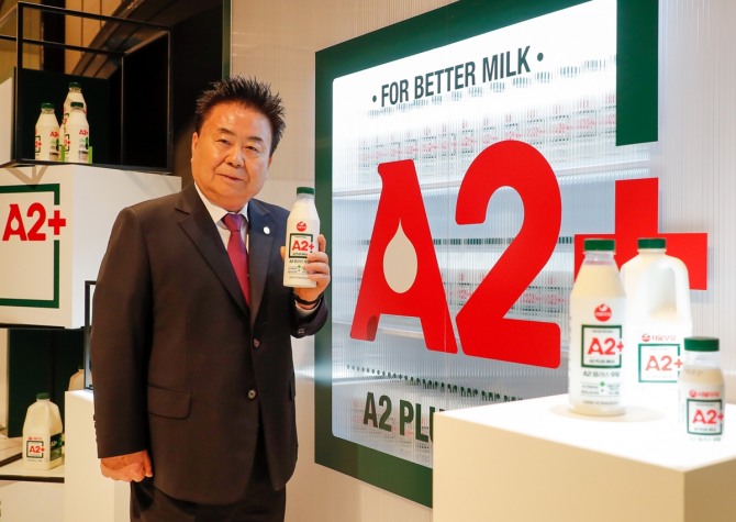 문진섭 서울우유협동조합장이 'A2+ 우유'를 선보이고 있다.  사진=서울우유