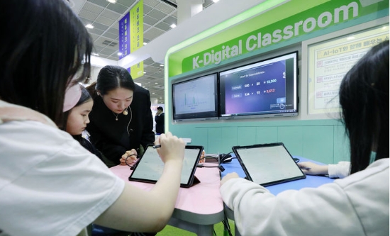 2023 에듀테크 코리아 페어가 열린 지난해 9월 21일 서울 강남구 코엑스 교육부 부스에서 디지털 기반 수업이 진행되고 있다.사진=뉴시스