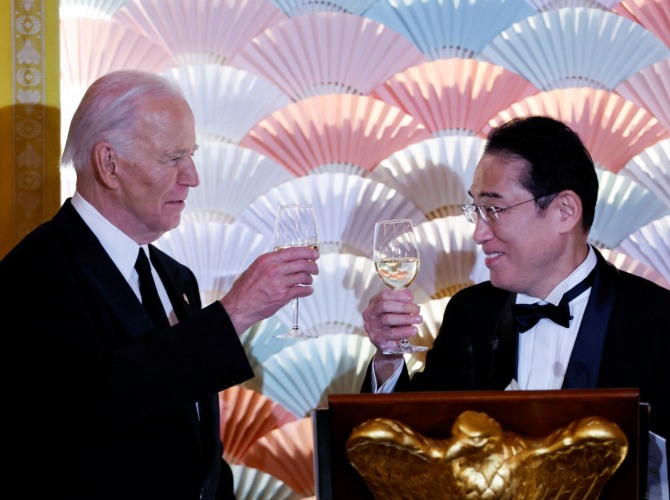 조 바이든 미국 대통령(왼쪽)과 기시다 후미오 일본 총리가 10일(현지시각) 워싱턴 DC 백악관에서 열린 국빈 만찬에서 건배하고 있다. 사진=로이터/연합뉴스