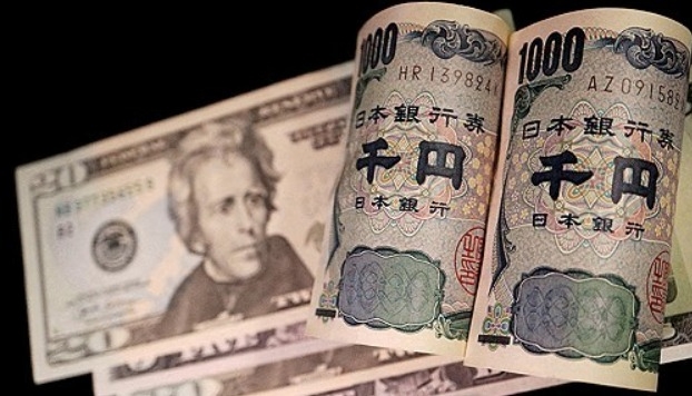 미국 달러와 일본 엔화 지폐(오른쪽). 사진=로이터/연합뉴스