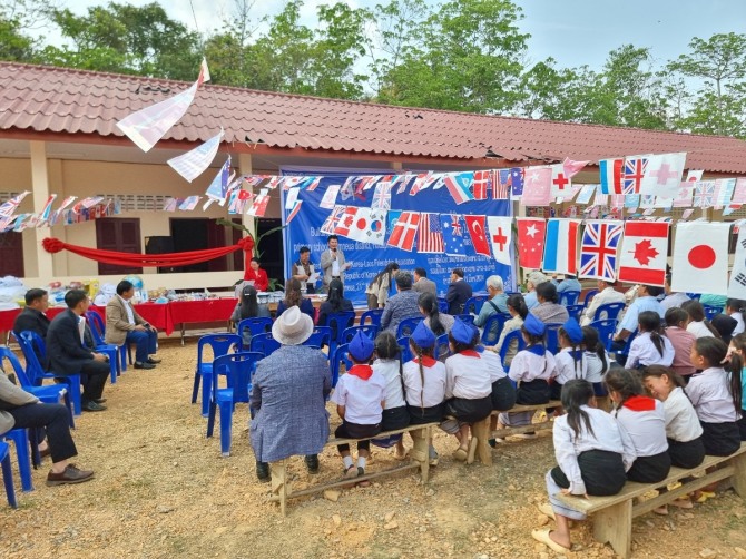한국 라오스 친선협회 회원들이 참석한 가운데 라오스 반칸 초등학교 준공식이 열리고 있다.