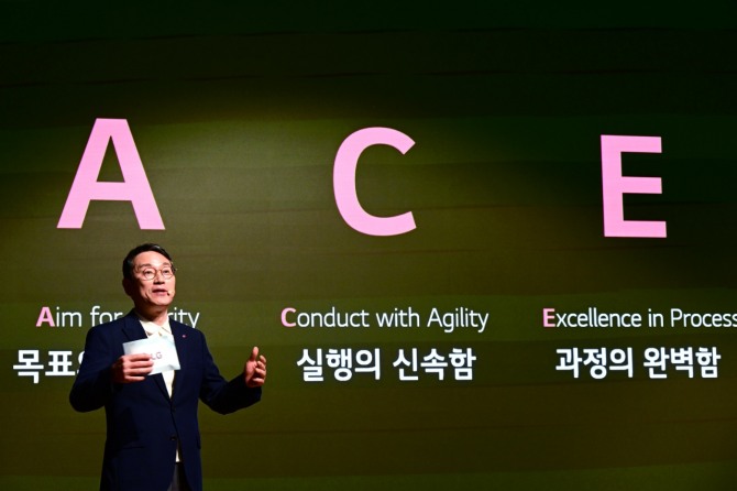 조주완 LG전자 CEO가 지난 15일 서울 여의도 LG트윈타워에서 ‘CEO F·U·N Talk’에서 'A.C.E' 행동원칙을 설명하고 있다. 사진=LG전자