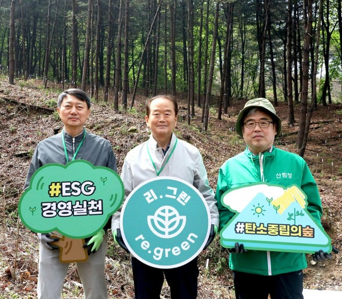 (왼쪽부터) 장호진 현대지에프홀딩스 사장, 허상만 사단법인 생명의숲 이사장, 임상섭 산림청 차장이 기념 사진을 촬영하고 있다. / 사진=현대백화점그룹