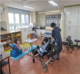 17일 서울정민학교에서 활동지원사가 학생들과 놀이체험을 하고 있다. 사진=서울시교육청 