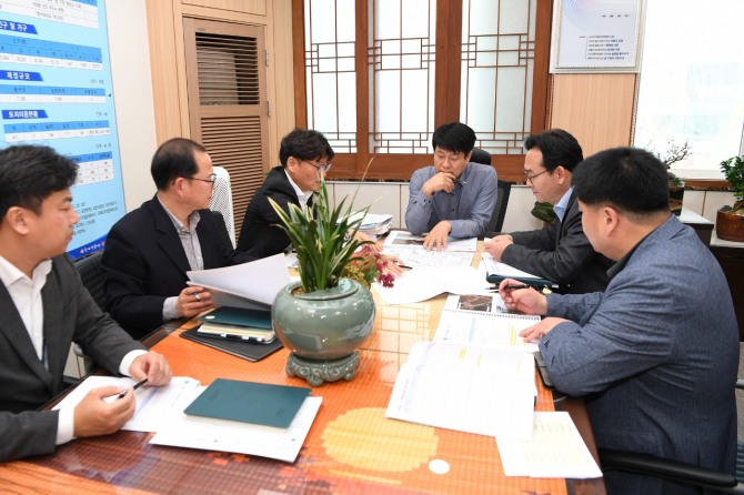 강화군은 17일 윤도영 군수권한대행 주재로 핵심사업과 현안을 점검했다.  사진=강화군