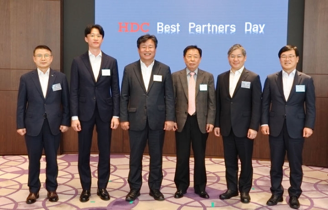 HDC현대산업개발은 17일 서울 강남구 삼성동 파크하얏트 서울에서 ‘베스트파트너스데이(Best Partners Day)’ 행사에서 우수 협력사에 표창장을 수여하고 기념촬영을 했다. (사진 왼쪽부터 조태제 HDC현대산업개발 대표이사, 정규진 야림건설 대표이사, 정재문 신보 대표이사, 오세영 원산건설 대표이사, 최익훈 HDC현대산업개발 대표이사, 김회언 HDC현대산업개발 대표이사) 사진=HDC현대산업개발