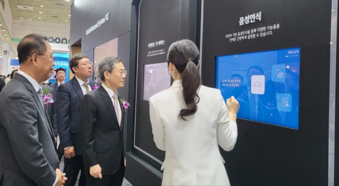17일 이종호 과학기술정보통신부 장관(가운데)이 서울 강남구 코엑스에서 열린 '2024 월드IT쇼'에 참석해 기아 부스에서 관계자로부터 설명을 듣고 있다. 사진=편슬기 기자