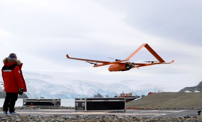 SK브로드밴드가 업계 최초로 남극에서 양자보안기술을 활용한 ‘드론 4K 영상’ 실시간 전송에 성공했다. 사진=SK브로드밴드