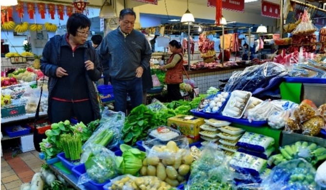 2016년 1월27일, 대만 동남부 타이베이 시장에서 사람들이 채소를 구매하고 있다.     사진=신화/뉴시스
