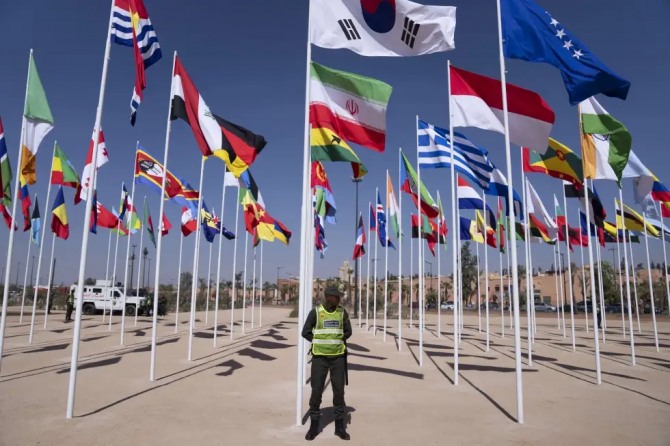 지난해 10월 9일 모로코에서 열린 국제통화기금(IMF)-세계은행 연차 총회 회의장 앞에 태극기를 비롯한 회원국 국기가 게양돼 있다. 사진=AP/연합뉴스