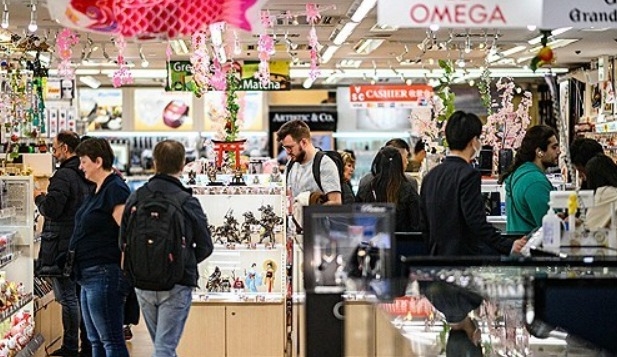 2024년 4월 11일 도쿄의 아키하바라 지역 쇼핑 지역에 있는 가게를 관광객들이 방문하고 있다. 사진=AFP/연합뉴스