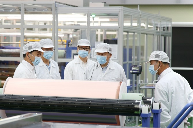신동빈 롯데 회장(왼쪽 네 번째)이 말레이시아 스마트팩토리에서 생산을 마친 동박 제품을 살펴보고 있다. / 사진=롯데