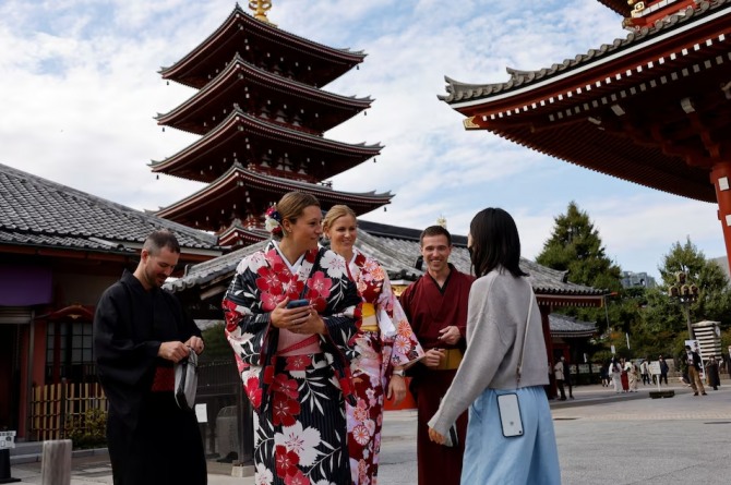 외국인 관광객들이 일본 현지에서 문화 체험을 하고 있다. 사진=로이터