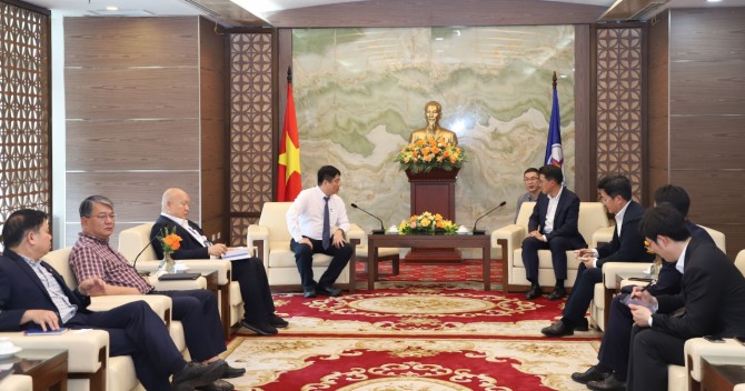 두산그룹과 베트남 전력공사 관계자들이 공동 회의를 개최하고 협력을 강화하기로 했다.