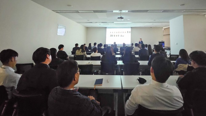 현대자산운용이 지난 16일 임직원들을 대상으로 생성형 AI 특강을 개최했다고 18일 밝혔다. 사진=현대자산운용