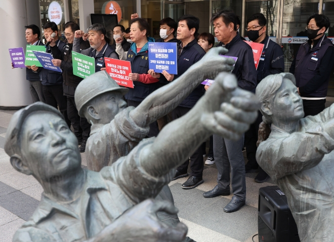 지난 1일 서울 영등포구 한국노총에서 열린 임금체불 신고센터 출범식에서 김동명 한국노총 위원장 등 참석자들이 구호를 외치고 있다. 사진=연합뉴스 