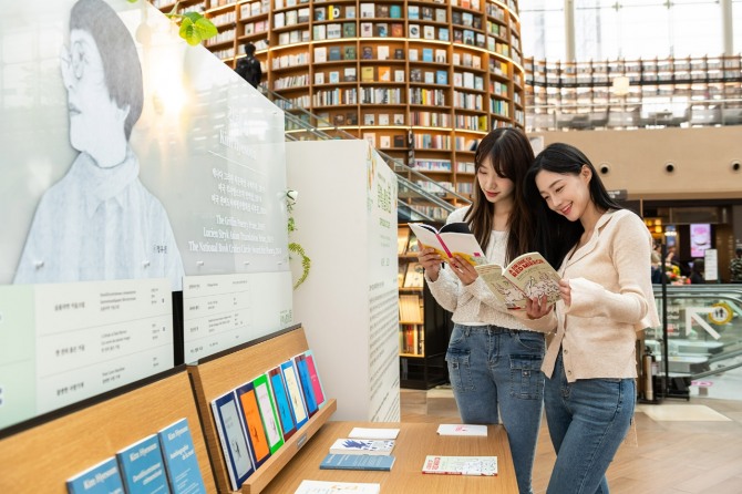 스타필드 코엑스몰 별마당 도서관이 ‘세계를 매혹시킨 한국문학’을 주제로 ‘문학을 펼쳐 봄’ 도서 특별전을 진행한다. / 사진=신세계프라퍼티