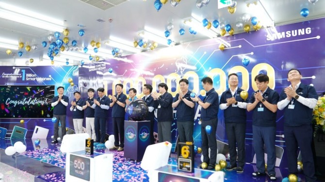 삼성전자의 베트남 타이응우옌 공장이 휴대폰 생산 10억 대를 돌파하고 기념식을 개최했다.