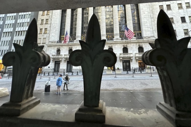 미국의 경제 전문가들은 연방준비제도(Fed, 연준)가 올해 9월에 첫 금리인하를 결정할 것으로 예상했다. 사진은 뉴욕증권거래소(NYSE) 모습. 사진=AP/연합뉴스