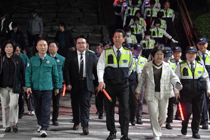 시흥시는 지난 18일 오후 8시부터 9시까지 신천권 취약지역을 중심으로 범죄예방 합동 순찰을 진행했다. 사진=시흥시