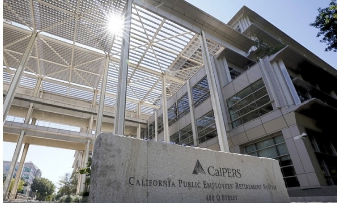 2022년 9월6일 캘리포니아 공무원 퇴직시스템(CalPERS) 건물 위로 해가 솟아오르고 있다.      사진=AP/연합뉴스