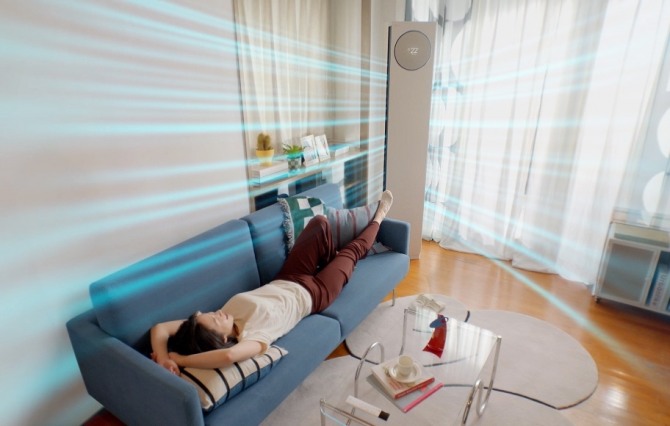 사용자가 LG 휘센 AI 에어컨의 공감지능 기능인 'AI 스마트케어'기능으로 조성된 쾌적한 실내공기에서 휴식을 취하고 있다. 사진=LG전자
