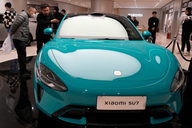 샤오미의 전기차 SU7의 판매량이 당초 예사보다 3~5배 높은 수치를 기록했다고 로이터 통신이 19일 보도했다. 