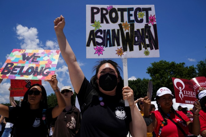 아시아계 미국인과 문화 및 시민권 운동가들이 지난 2022년 6월 미국 워싱턴DC 내셔널 몰에서 사회 경제적, 문화적 형평성, 인종 정의, 연대를 증진하기 위한 아시아계 미국인 주도 행사 '더 유니티 행진'에 참가하고 있다. 사진=로이터