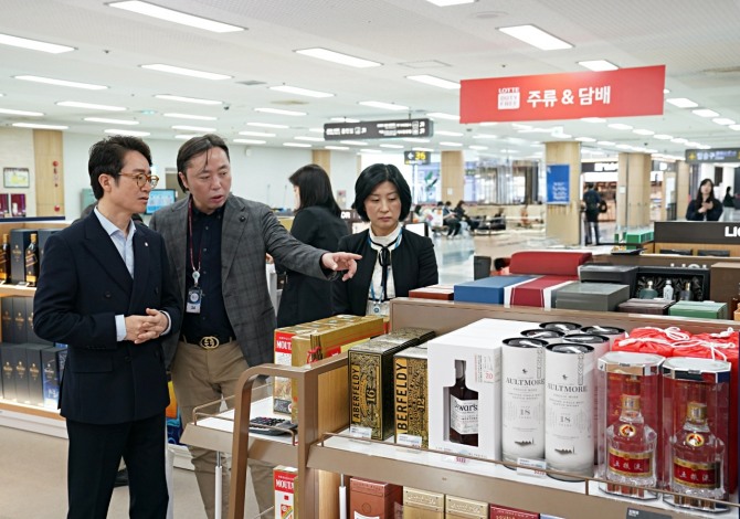 지난 17일 롯데면세점이 김포국제공항 출국장에서 주류‧담배 매장 영업을 개시했다. / 사진=롯데면세점