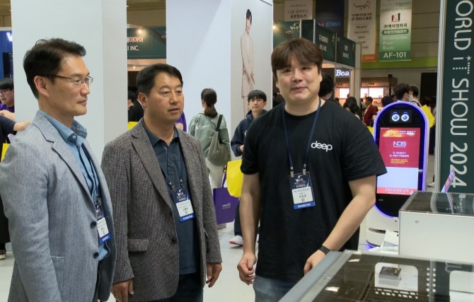 19일 서울 삼성동 코엑스에서 열린 '2024 월드IT쇼(WIS 2024)'에서 매니코어소프트사 박정호 대표(오른쪽)가 액체 냉각 솔루션에 대해 설명하고 있다.  사진=웨이브파이브
