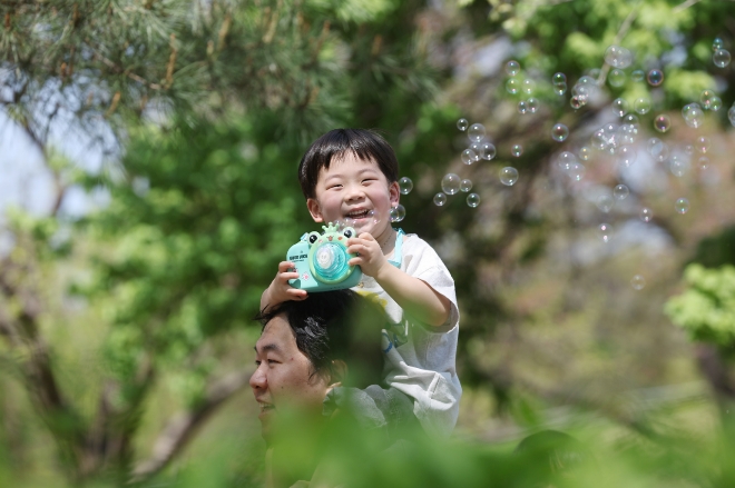 지난 14일 서울 송파구 올림픽공원에서 한 어린이가 비눗방울 놀이를 즐기고 있다. 사진=연합뉴스 