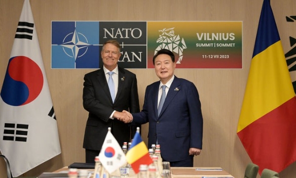 클라우스 베르네르 요하네스(Klaus Werner Iohannis) 루마니아 대통령(왼쪽)과 윤석열 대한민국 대통령이 2023년 7월 리투아니아 빌뉴스에서 정상회담 기념 사진을 촬영하고 있다. 사진=뉴시스