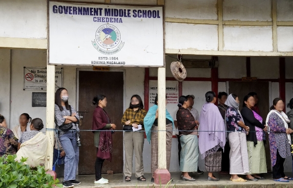2024년 4월 19일 인도 북동부 나가랜드 주 체데마 마을 투표소로 지정된 중학교에 주민들이 투표를 위해 줄을 서 기다리고 있다. 사진=AP통신·뉴시스