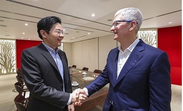 4월 19일 싱가포르에서 팀 쿡 애플 CEO(오른쪽)가 싱가포르의 차기 총리 로렌스 웡과 악수를 나누고 있다. 사진=AP/연합뉴스