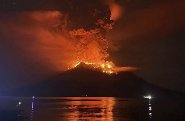 2024년 4월 17일, 인도네시아 루앙 화산이 분화하고 있는 모습. 사진=AP통신·뉴시스