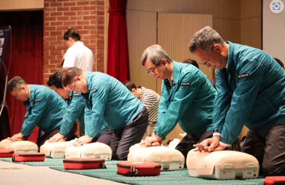 한국마사회가 지난 17일부터 21일까지 운영한 ’심폐소생술 집중 교육‘에서 임직원들이 심폐소생술 실습에 참여하고 있다. 사진=한국마사회