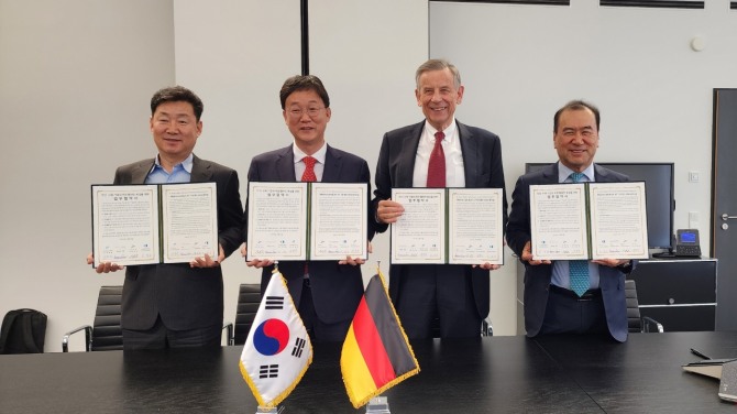 안산시는 이민근 시장이 지난 19일(현지시간) 우호 협력 도시인 아헨특구시를 방문, 독일 현지 기업체 및 아헨특구시 관계자 20여 명을 대상으로 안산 사동(ASV)지구 경제자유구역 후보지 홍보를 위한 투자유치 설명회를 개최하고 잠재적인 투자가치에 대해 직접 브리핑했다고 22일 밝혔다. 사진=안산시