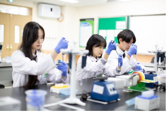 직업계고등학교의 시설을 지역사회에 제공하고 예산을 지원받는 사업에 20개교가 선정됐다. 직업계고 학생들의 실습장면.사진=경북도교육청 제공