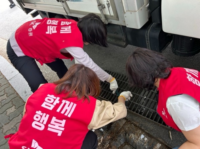 SK증권은 22일 지구의 날을 맞아 여의도 일대에서 다수의 기업들과 공동으로 환경 정화 캠페인을 진행했다.  사진=SK증권