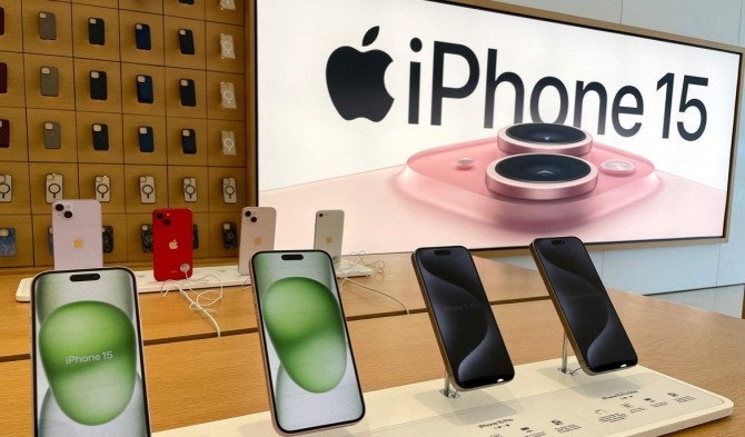 애플 매장에 국내 기업들의 부품이 들어가는 아이폰15 시리즈가 전시되어 있다. 사진=연합뉴스