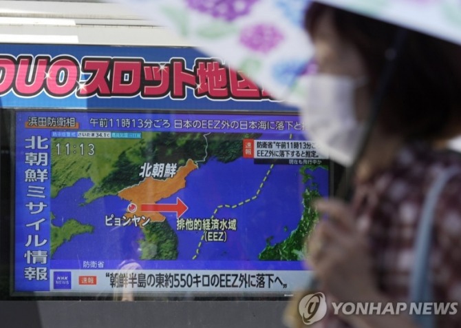 지난해 7월 북한 탄도미사일 발사 보도하는 일본 방송. 사진=EPA/연합 