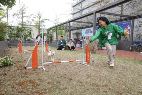 동아쏘시오홀딩스의 기업 문화 프로그램 '동아 어른이날' 행사에서 한 직원이 반려견과 함께 즐거운 시간을 보내고 있다. 사진=동아쏘시오홀딩스