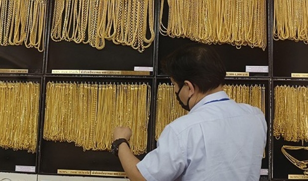 2024년 4월 18일 태국 방콕의 차이나타운에 있는 한 상점에서 직원이 고객을 위해 황금 장신구를 고르고 있다. 사진=EPA/연합뉴스